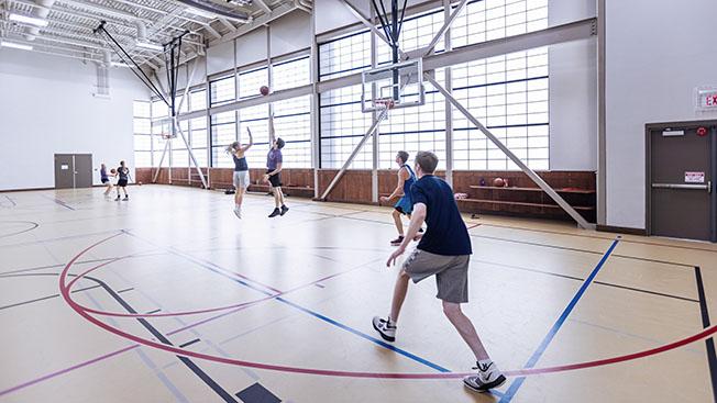 Students playing basketball in HAC